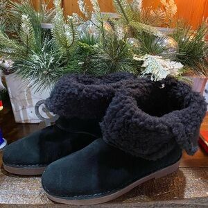 CLARKS NWOT black suede shearling women’s boots, size 8.5M